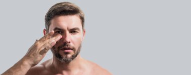 Kırklı yaşlardaki adamın portresi gri arka planda izole edilmiş. Yakışıklı adam taze ve pürüzsüz ciltten hoşlanır. Mükemmel yüzlü güzel bir adam. Başlık için pankart, kopyalama alanı