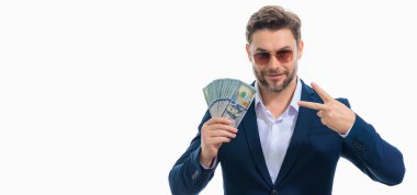 Beyaz afiş üzerinde izole edilmiş para tutan yakışıklı bir adam. Dolar banknotları halinde para. Yığınla para, finans, yatırım ve tasarruf. Kredi, para ve kazançların maketi