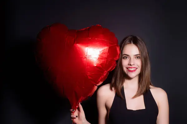 爱上心的女人美丽的年轻女子手持红心气球 情人节 浪漫的约会 庆祝情人节的女人 有气球心形的漂亮女人的画像 — 图库照片