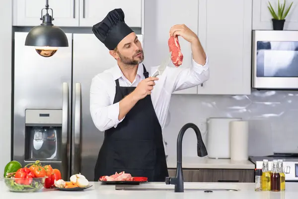 Fešák Připravuje Jídlo Kuchyni Pohledný Dospělý Muž Středního Věku Vařící — Stock fotografie