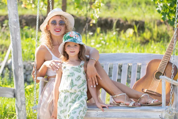 Feliz Madre Hijo Balanceándose Aire Libre Madre Joven Con Hijo — Foto de Stock