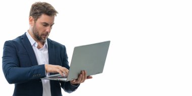 Milenyum adamı stüdyoda dizüstü bilgisayarla çalışıyor. İspanyol adam laptoptan bilgi kontrol ediyor, dizüstü bilgisayardan bilgi yazıyor. Orta yaşlı bir adam dizüstü bilgisayarlarda bilgi arıyor. Banner, ağ posteri