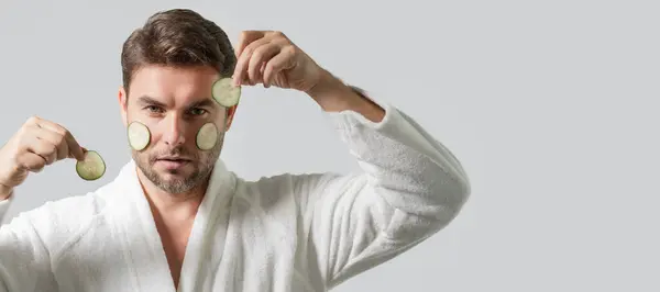 Sauberes Gesicht Gesichtspflege Gesichtsbehandlung Mann Mittleren Alters Mit Gurkenmaske Isoliert — Stockfoto