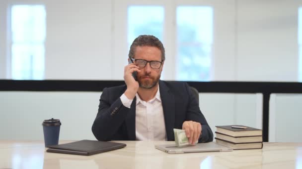 Konuşmaları Ofiste Adamı Telefonda Konuşuyor Adamı Cep Telefonu Kullanıyor Ofisinde — Stok video