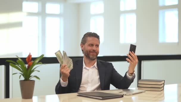 Empresário Entusiasmado Com Dinheiro Dinheiro Escritório Retrato Homem Negócios Segurando — Vídeo de Stock