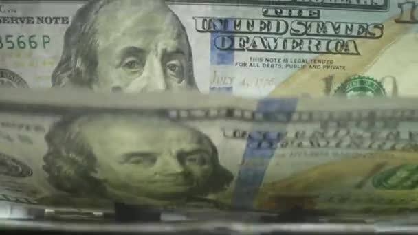 ドル紙幣を数える銀行機器が閉鎖される 貨幣カウンターで計算するアメリカの通貨法案のマクロ お金の現金のための計算機 ビジネス金融コンセプト 100ドル紙幣 — ストック動画
