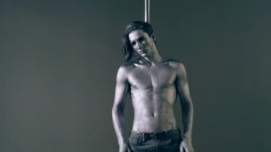 Esnek adam pilon üzerinde egzersiz yapıyor. Seksi, esnek adam seksi, esnek bir vücut gösteriyor. Esneklik geriliyor. Esnek kadın vücudu. Direk dansı. Erkek striptizci. Striptiz dansı, striptiz dansı.