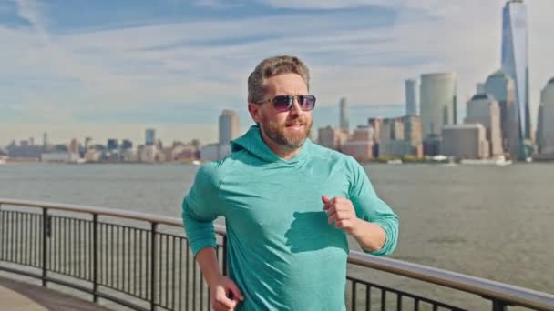 Biegacz Dojrzały Biegacz Biegający Nowym Jorku Ćwiczący Starszy Biegacz Biegać — Wideo stockowe