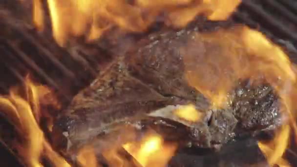 Roastbeef Mit Feuerflammen Rindersteak Auf Grill Mit Flammen Rib Eye — Stockvideo