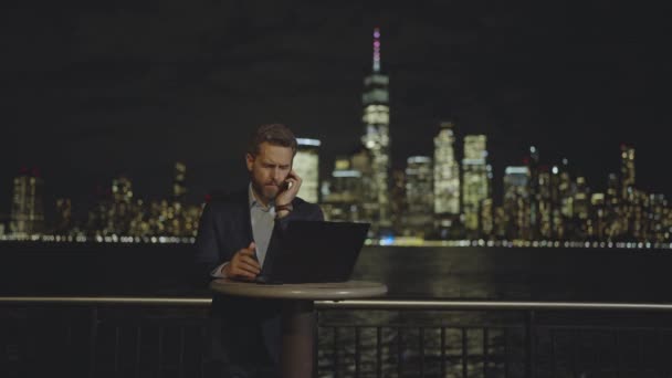 Dojrzały Biznesmen Pracujący Zewnątrz Nowym Jorku Biznesmen Laptopem Telefonem Spotkaniu — Wideo stockowe