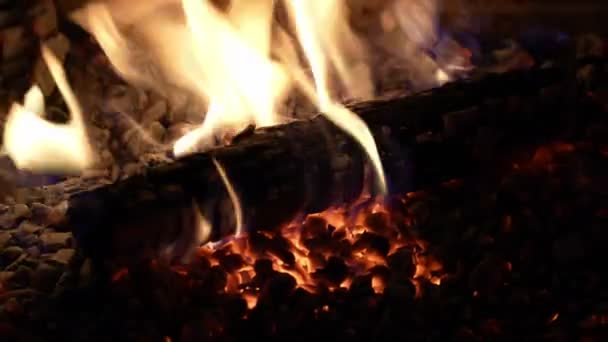 Vliegende Embers Uit Het Vuur Brandende Hete Kampvuur Vonken Vuur — Stockvideo