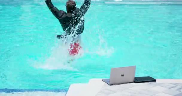 穿着便携笔记本电脑的商人站在游泳池的水里 远程工作 疯狂的自由职业者 商业和夏天 在网上工作的商人在游泳池里带着电脑笔记本电脑 远程暑期工作 — 图库视频影像