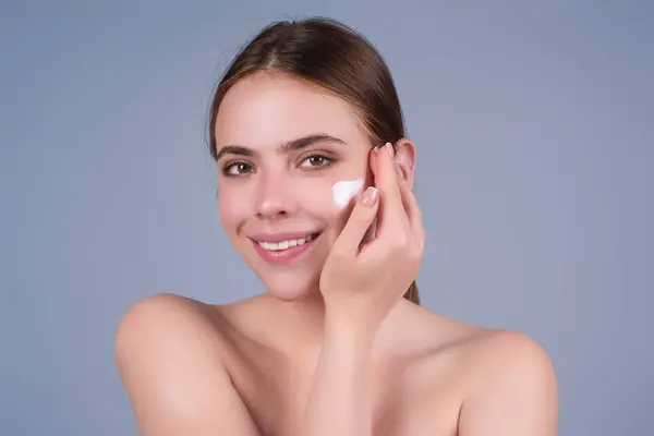 Žena Dává Kosmetický Krém Lázeňský Model Nanáší Obličej Kosmetický Přípravek — Stock fotografie