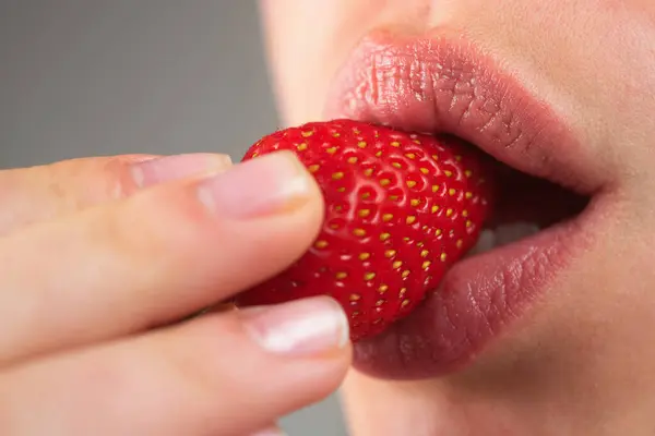 情色女性的秘密和性符号的概念 奥加斯姆谈性 草莓润滑剂 性感女人吃草莓 肉感唇中的草莓 带有草莓的性感红唇 性感的草莓味 — 图库照片