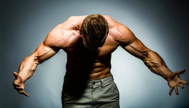 İnsan Gücü. Kaslı seksi vücut. Mükemmel Omuzlar ve Sırt Kasları. Kaslı Adam gücünü ve arka görüşünü gösteriyor. Seksi bir vücut. Güçlü Omuzlar ve Sırt. 