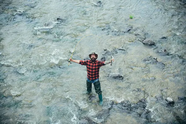 趣味と夏の週末を釣る トラウト魚を捕獲する水中の興奮した驚くべき漁師 トップビュー — ストック写真