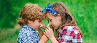 Sevgililer Günün kutlu olsun. Güzel çocuklar bahar parkında karahindiba üflemekten hoşlanır.
