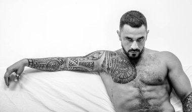 Acımasız adam, yakışıklı, ciddi erkek model.