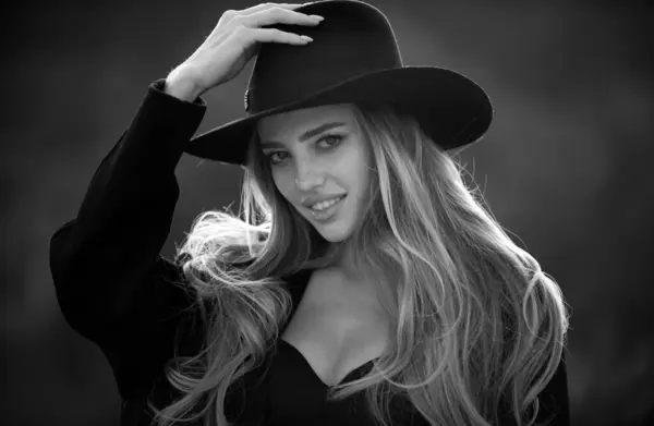 Portrait Young Woman Outdoor Romantic Girl Fashion Brim Black Hat — Stock Photo, Image