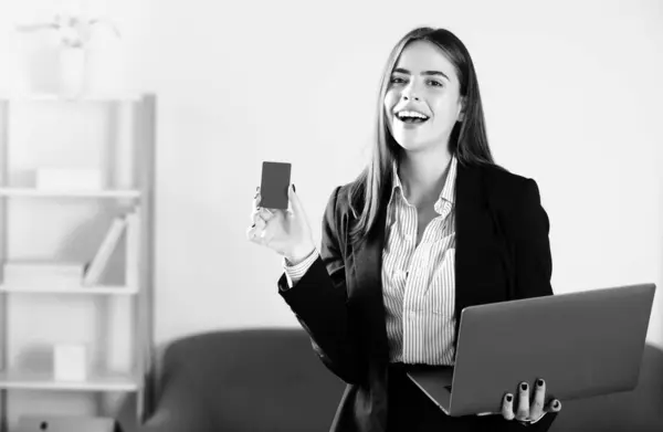Ofisinde Dizüstü Bilgisayarı Olan Mutlu Bir Kadını Finansal Hizmetler Kredi — Stok fotoğraf