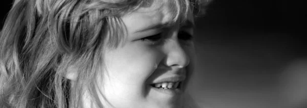 Primo Piano Volto Del Bambino Che Piange All Aperto Lacrime — Foto Stock