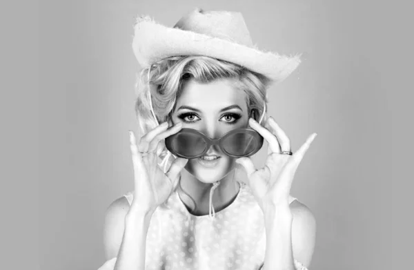 Vtipná Blondýnka Růžovým Kovbojským Kloboukem Mladý Americký Cowgirl Žena Portrét — Stock fotografie