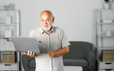 Ofiste ya da evde çalışan gri saçlı son sınıf öğrencisinin portresi. İletişim çevrimiçi, video konferansı. Çevrimiçi toplantı, video görüşmesi, uzaktan kumanda. Çevrimiçi, çevrimiçi kurslar öğreniliyor