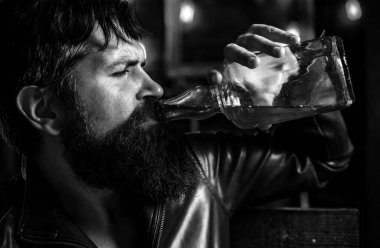 Alkolizm problemi olan sarhoş bir adam, alkol bağımlılığı ve bağımlılık konsepti. Alkol bağımlılığı, sarhoş adam.