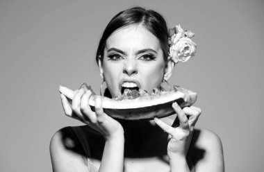 Yaz portresi yapan kadın elinde bir dilim karpuz tutuyor. Duygusal bir yüz. İnsani duygular, yüz ifadesi kavramı