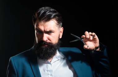 Sakallı adam, uzun sakallı ve bıyıklı bir adam portresi. Berber dükkanı için berber makası. Klasik berber dükkanı, tıraş. Modern saç stili olan acımasız, ciddi bir erkek. Klasik berber dükkanı, tıraş.