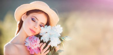 Güzel Bahar Genç Kadını Doğanın tadını çıkarıyor. Yeşil Çimenli Kız. Spring Meadow 'da. Güzel bayan. Yakından Kadın Surat. Başlık web sitesi tasarımı için pankart, kopyalama alanı