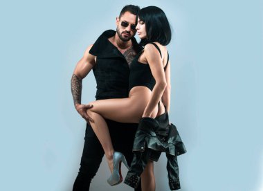 Aşık seksi bir çift. Şehvetli aşıklar soyunur. Kız arkadaş ve erkek arkadaş şehvetli kucaklaşmalar. Romantik bir kadın ve çıplak seksi bir adam. Güzel bir çift. Latin ve İspanyol çift