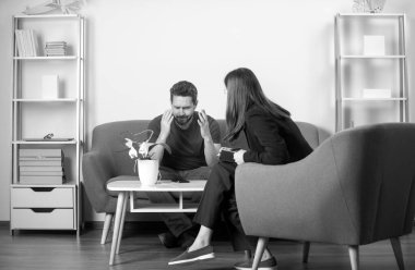 Profesyonel psikiyatrist. Psikiyatrist ile terapi seansı sırasında psikolojik sorunlarını tartışan bir adam.