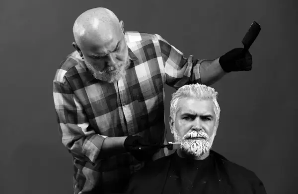 Bearded Man Coloring Hair Hair Salon Hair Coloring Man Attractive — Stok fotoğraf