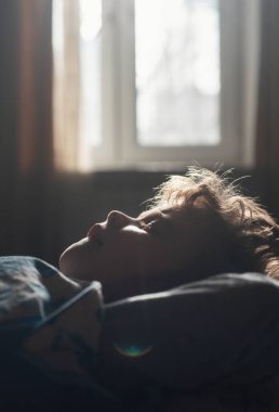 Yatakta uyuyan tatlı çocuk. Çocuk uyuklaması