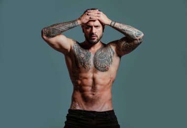 Üzgün ve korku ifadesi olan yakışıklı bir adamın portresi. Güçlü kaslı erkek vücudu, kaslı adam.