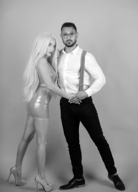 Yaratıcı bebekler çift konsepti. Komik Sevgililer Günü. Pembe izole edilmiş arka planda eğlenceli bir çift. Genç sevgili çift.