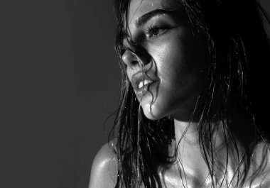 Şehvetli genç bir kadının yüzü yakından. Seksi manken yüzü