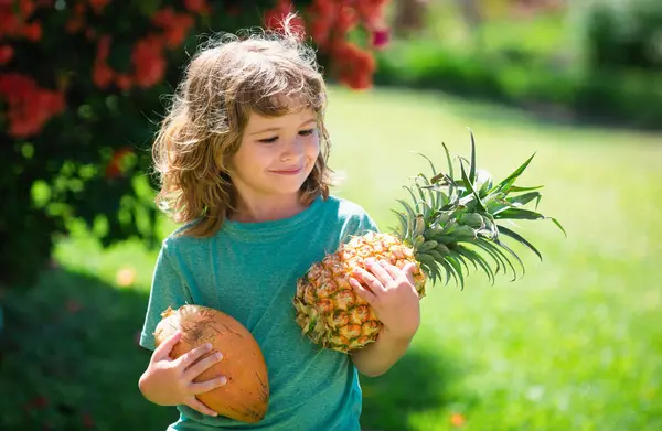 Ananas Çocuk Yaz Tatilinde Ananas — Stok fotoğraf