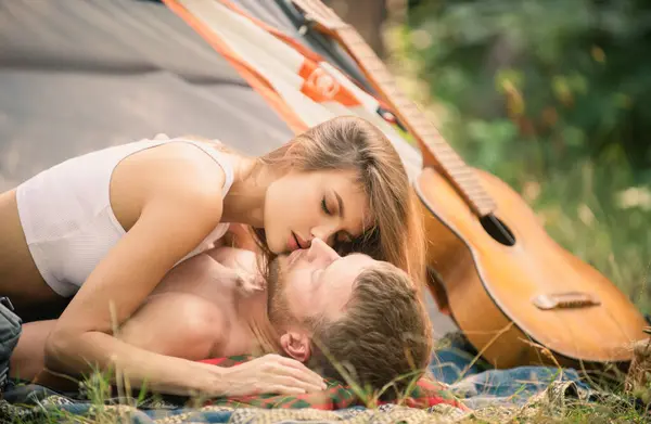 Romantic Couple Kissing Camp Tent Kissing Lovers Picnic Couples — Foto de Stock