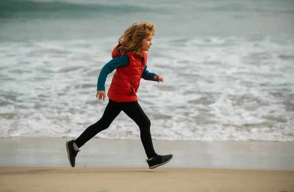スポーツ少年は本質的に走っています 屋外で走っている子供たち 子供のためのランニングと健康的なスポーツ 子供のための屋外スポーツとフィットネス — ストック写真