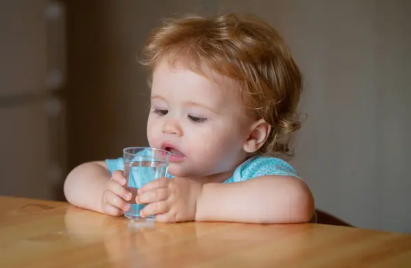儿童的健康营养 婴儿喝水 一个可爱的孩子喝了一杯水的画像 — 图库照片