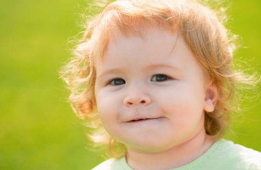 Sarışın bir bebeğin yakın portresi. Yazlık doğa parkında komik çocuklar yüzü