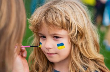 Çocuk yanağında Ukrayna bayrağı. İnsan protestosu