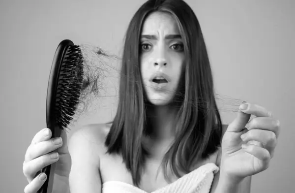 Üzgün Kız Saçının Zarar Görmesine Saç Dökülmesine Bakıyor Zole Edilmiş — Stok fotoğraf