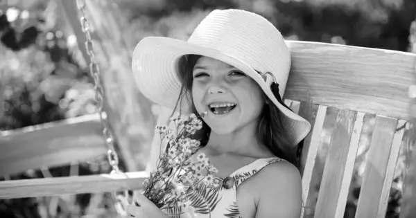 Charmante Blonde Kind Mädchen Auf Hintergrund Der Blumen Sommer Hübsches — Stockfoto