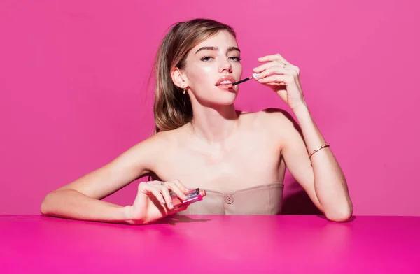 Fashion Model Applies Pink Lipstick Lips Makeup Applies Cosmetics Beautiful — Stock Photo, Image
