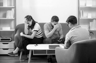 Psikologla aile sorunları tartışması. Aile içi anlaşmazlıklar, evlilik krizi, boşanma. Aile içi anlaşmazlıklar, evlilik krizi