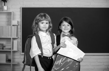 Okul arkadaşları birlikte öğreniyor. Küçük şirin okul çocukları sınıfta birlikte çalışıyorlar. Okulda arkadaşlık, sınıf arkadaşı konsepti.