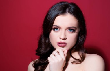 Güzel kız yüzü. Doğal çıplak makyajlı güzel bir model portresi.